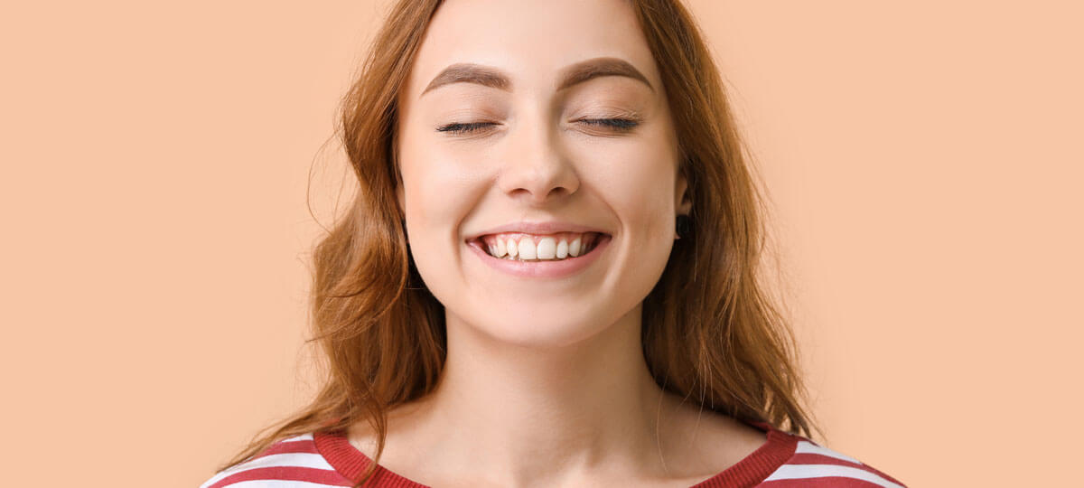 femme satisfaite du traitement parodontite