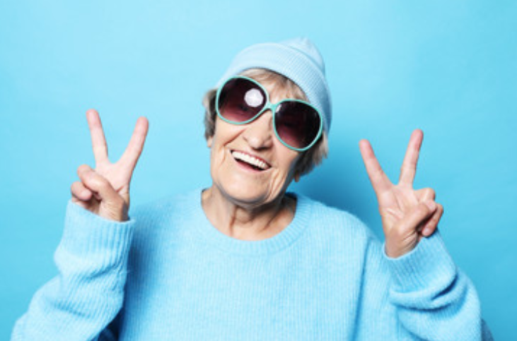 femme âgée contente de son implant dentaire