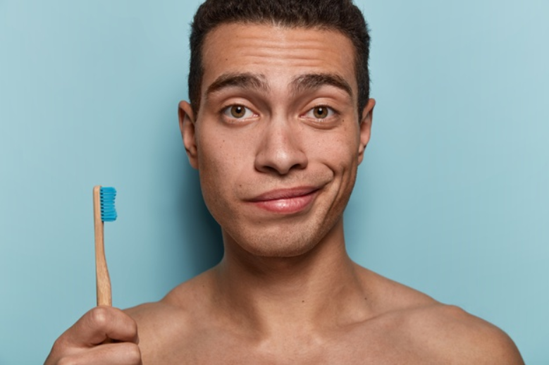 Homme avec une brosse à dent dans la main